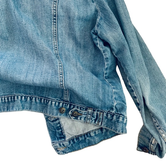 CLÉO vintage light wash blue jean jacket with major distressing size M - Picture 8 of 10